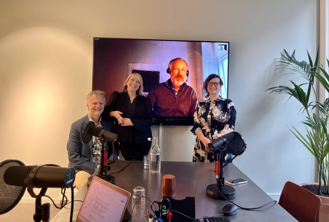 Erling Fossen, Maren Bjerkeng og Katja Bratseth poserer forran en skjerm med vår digitale deltaker, Mads Mandrup Hansen fra København.